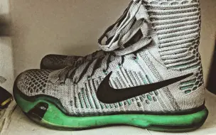 Télécharger la video: 科比10代高帮篮球鞋分享体验 kobe10