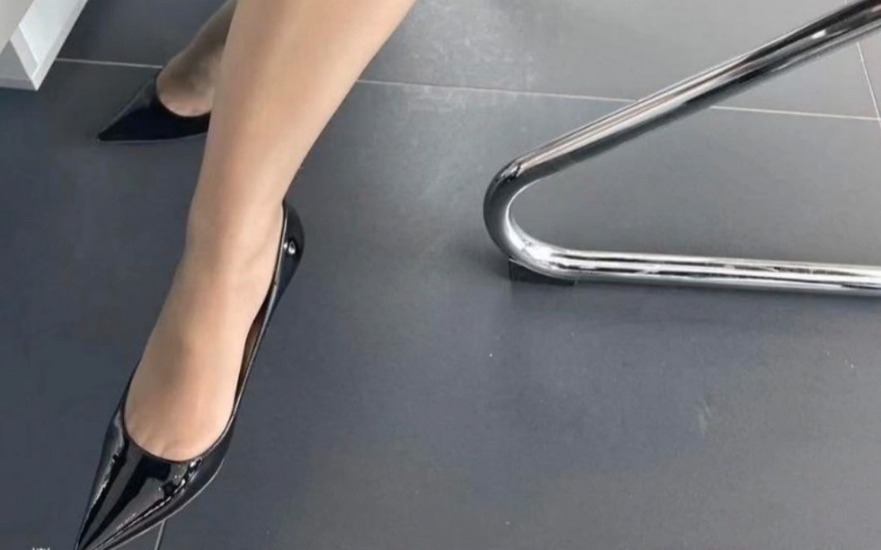 办公室小姐姐穿油亮丝袜