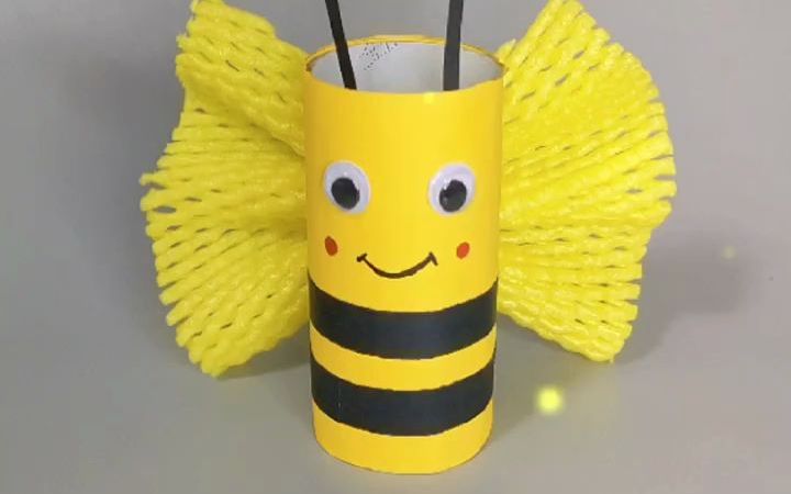【变废为宝】用水果网和纸筒做一只可爱的小蜜蜂,加个底座就是漂亮的