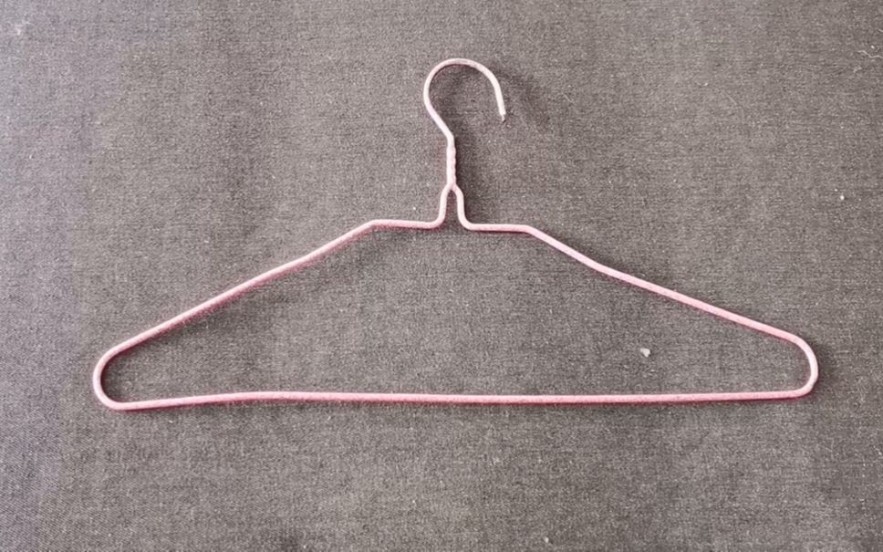 旧衣架不要扔了,留在家里还有大用途,解决家家困扰的烦恼_哔哩哔哩