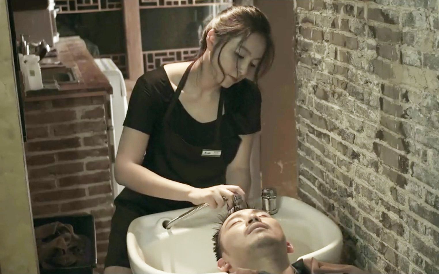 洗发女的秘密洗头妹能在洗头的污水中窥探客人隐私老公再也不敢让她