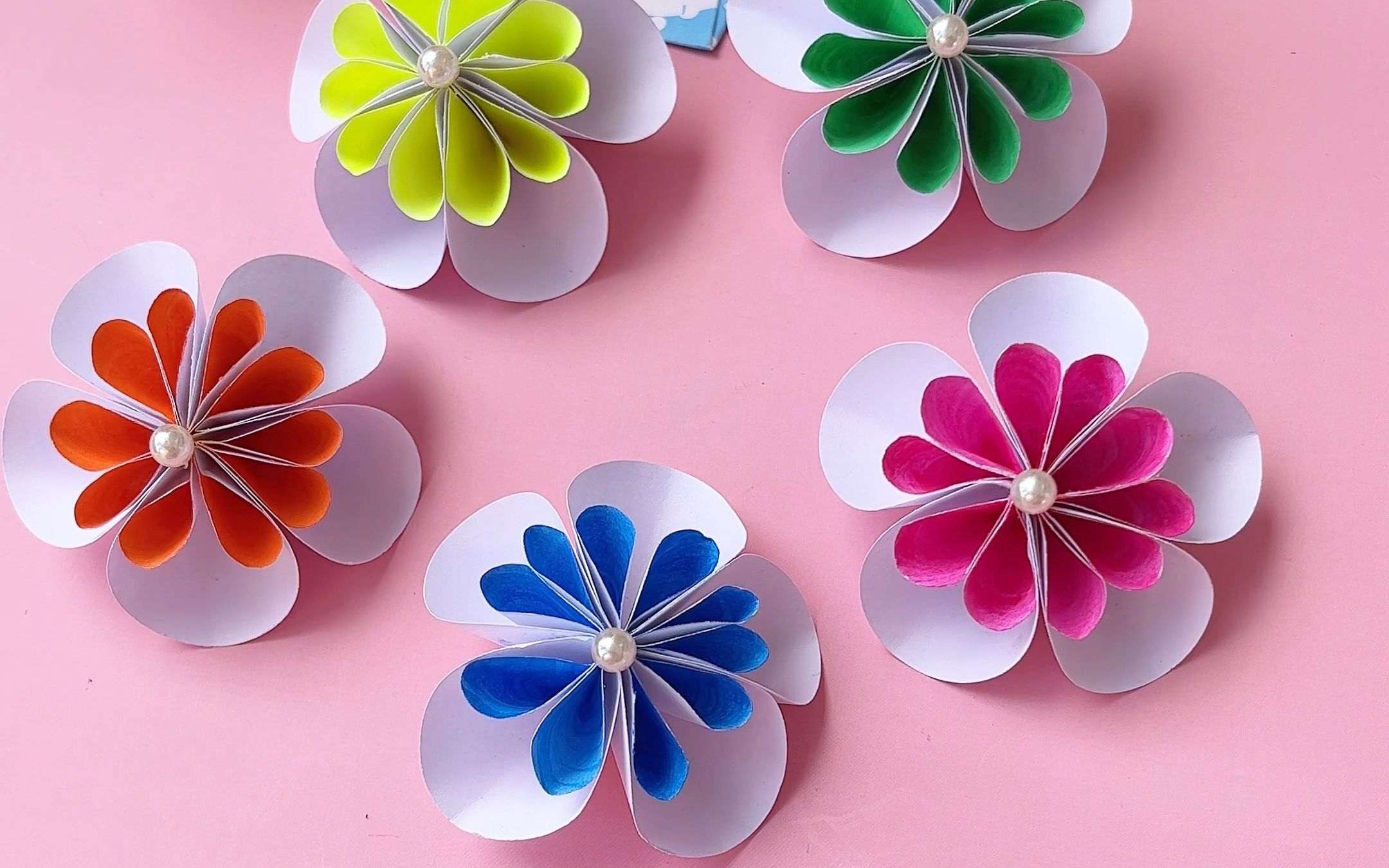用圆形就可以做的简单的小花朵,用来装饰桌面也是很好看的