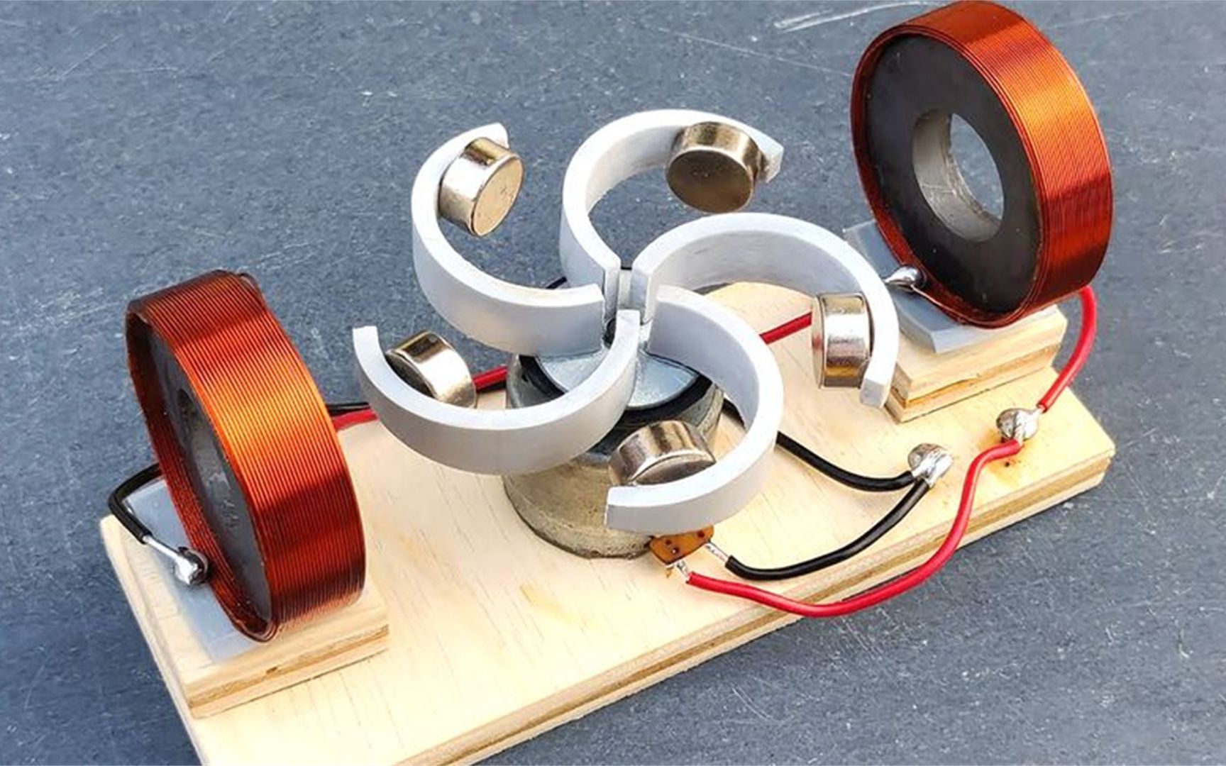 永动机的存在是悖论吗?把磁铁放铜线圈中,有趣的科学现象发生了