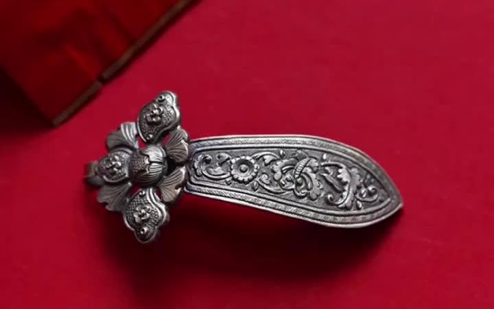 纯手工錾刻 花卉如意钩
