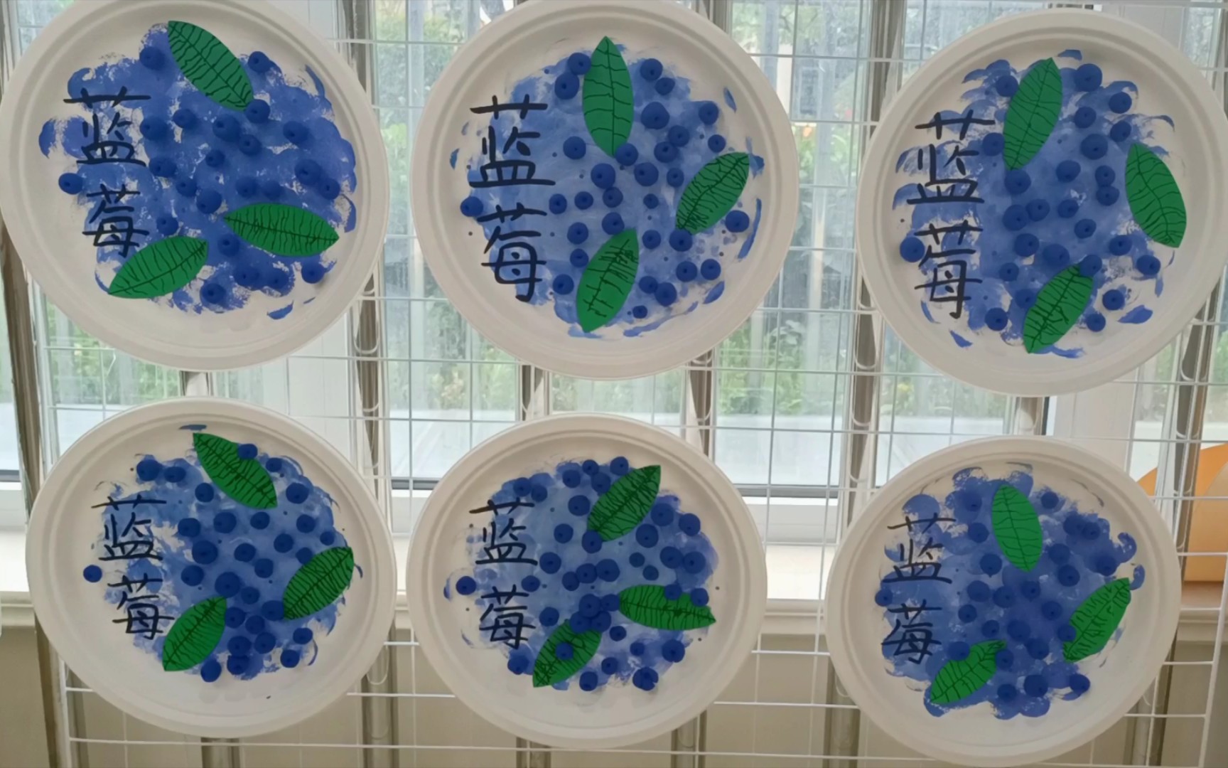 来看看小班宝贝们制作的手工蓝莓吧!