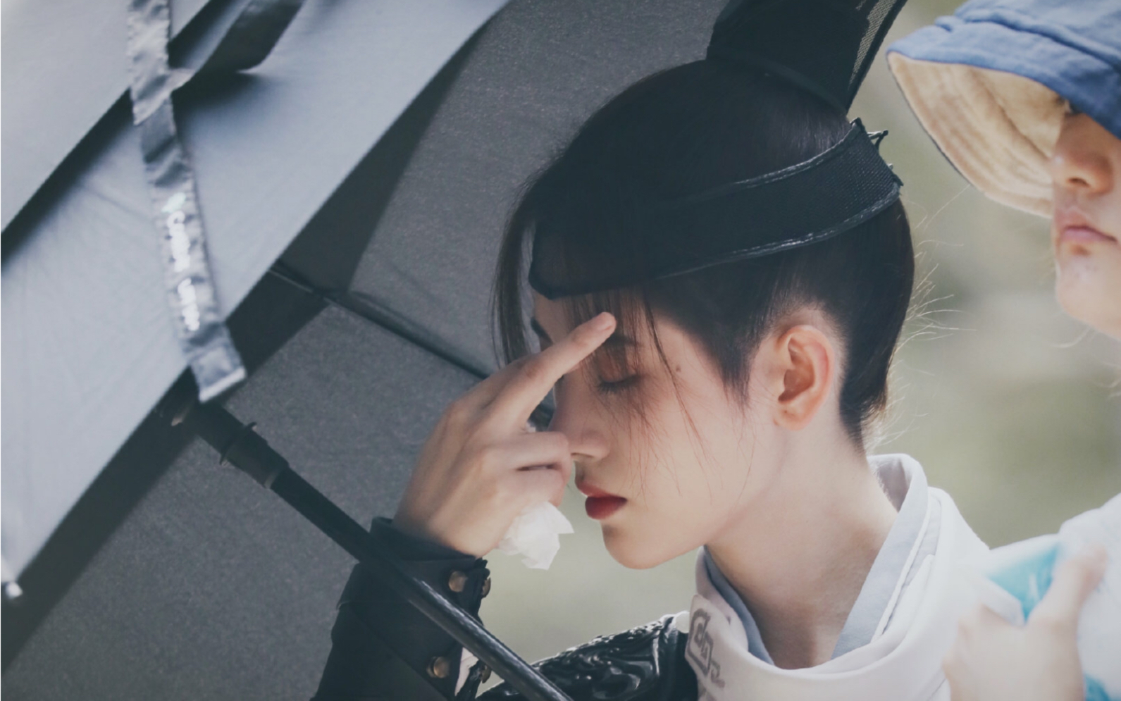 【鞠婧祎】云上学堂探班 小祎男装扮身着射箭服的纨