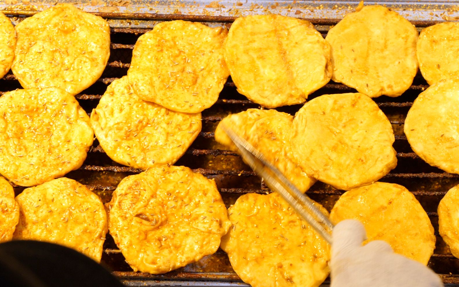 排队这么努力就为吃口肇东小饼,大哥一次买走一整锅!