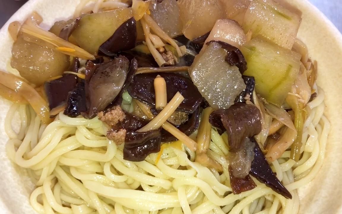 11元一大碗开封拉面,冬瓜羊肉沫卤有些咸,面筋道,吃饭要排队!