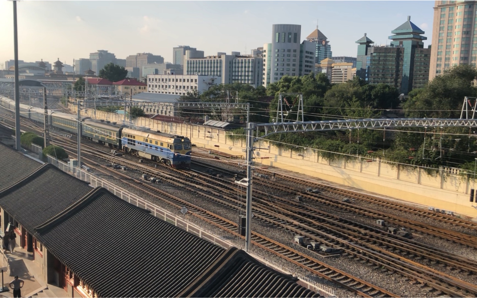 中国铁路df4c5295牵引k1189次北京乌兰浩特出北京站