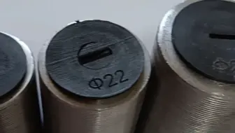 钢筋套筒堵头@钢筋套筒堵头又叫钢筋套筒保护盖，用来保护钢筋套筒内螺纹