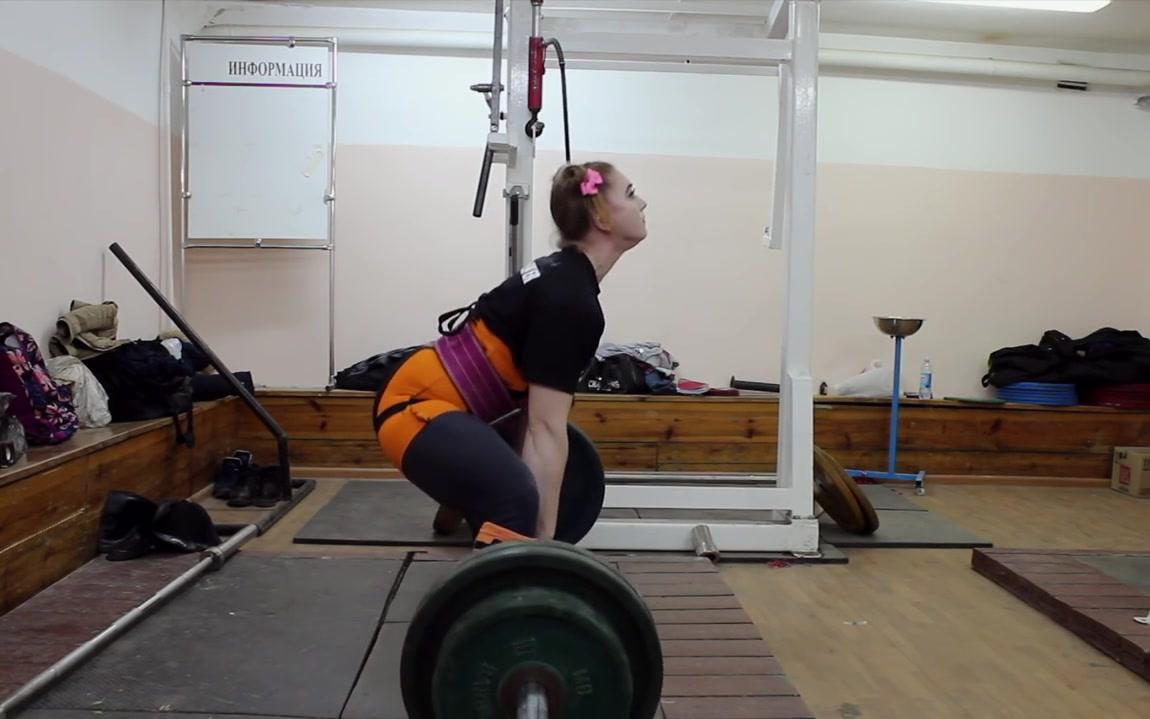 俄罗斯金刚芭比julia vins在feb力量举比赛前的训练