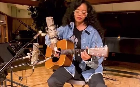 [图]H.E.R. Comfortable Live