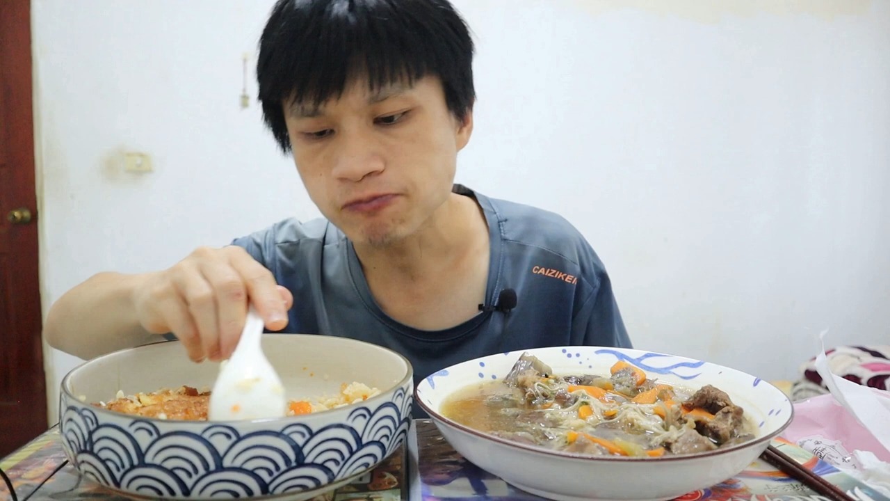 【张胜富】金针菇鸡肉炒饭 日式炸猪排 茄子排骨汤