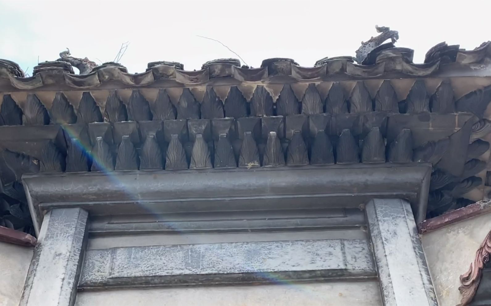几百年的老房子,屋檐雕刻都是古董!