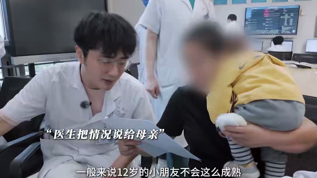 12岁女孩独自住院手术，而母亲竟满眼都是弟弟