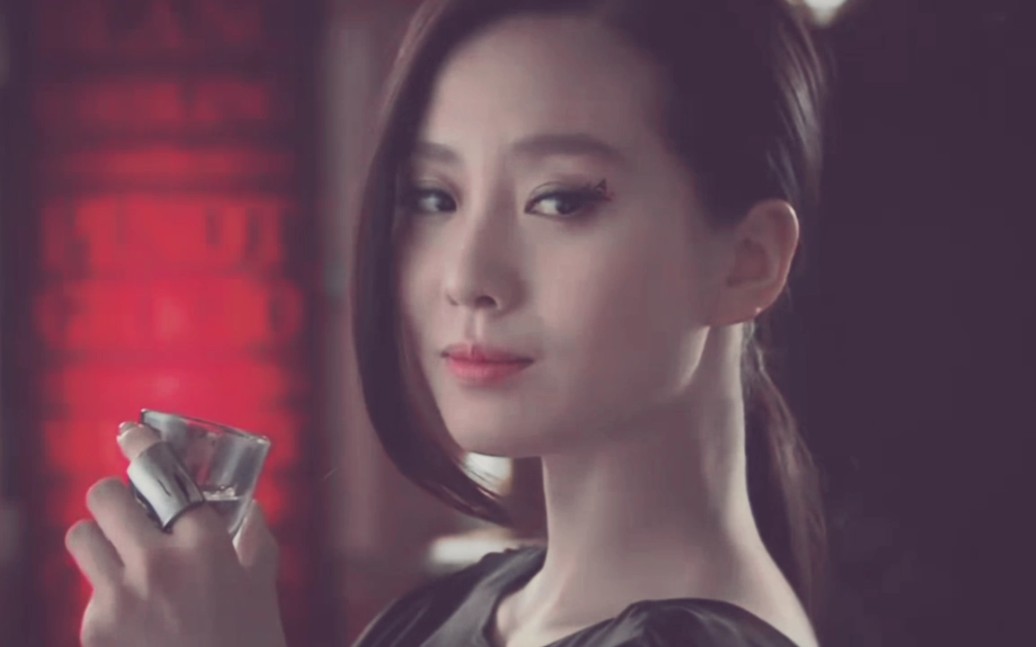 刘诗诗x吴奇隆:蓝兰x殷正: 刘诗诗在步步惊情里一人分饰两角,其中一个