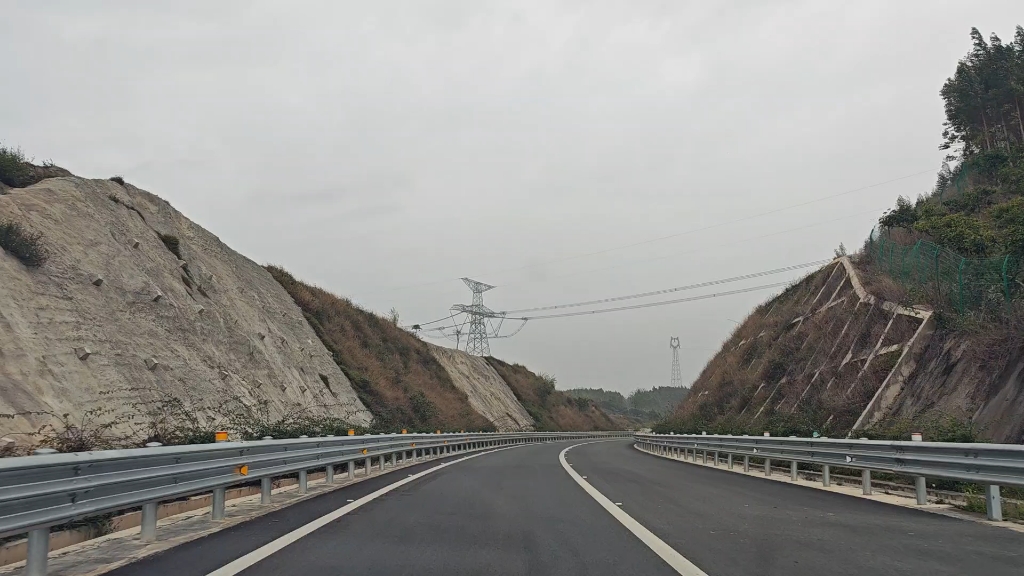 巴友高速林逢服务区进收费站