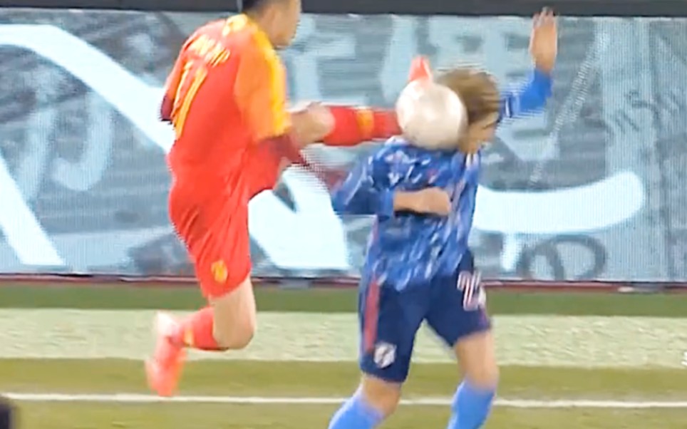国足名场面,姜至鹏飞踢日本球员