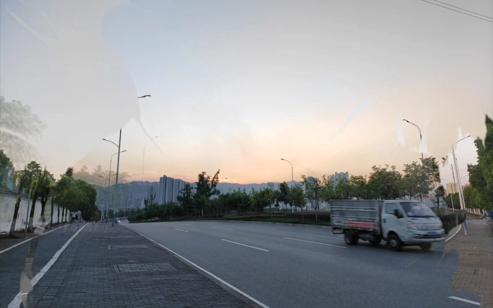 某个平常傍晚,春风不慌不忙