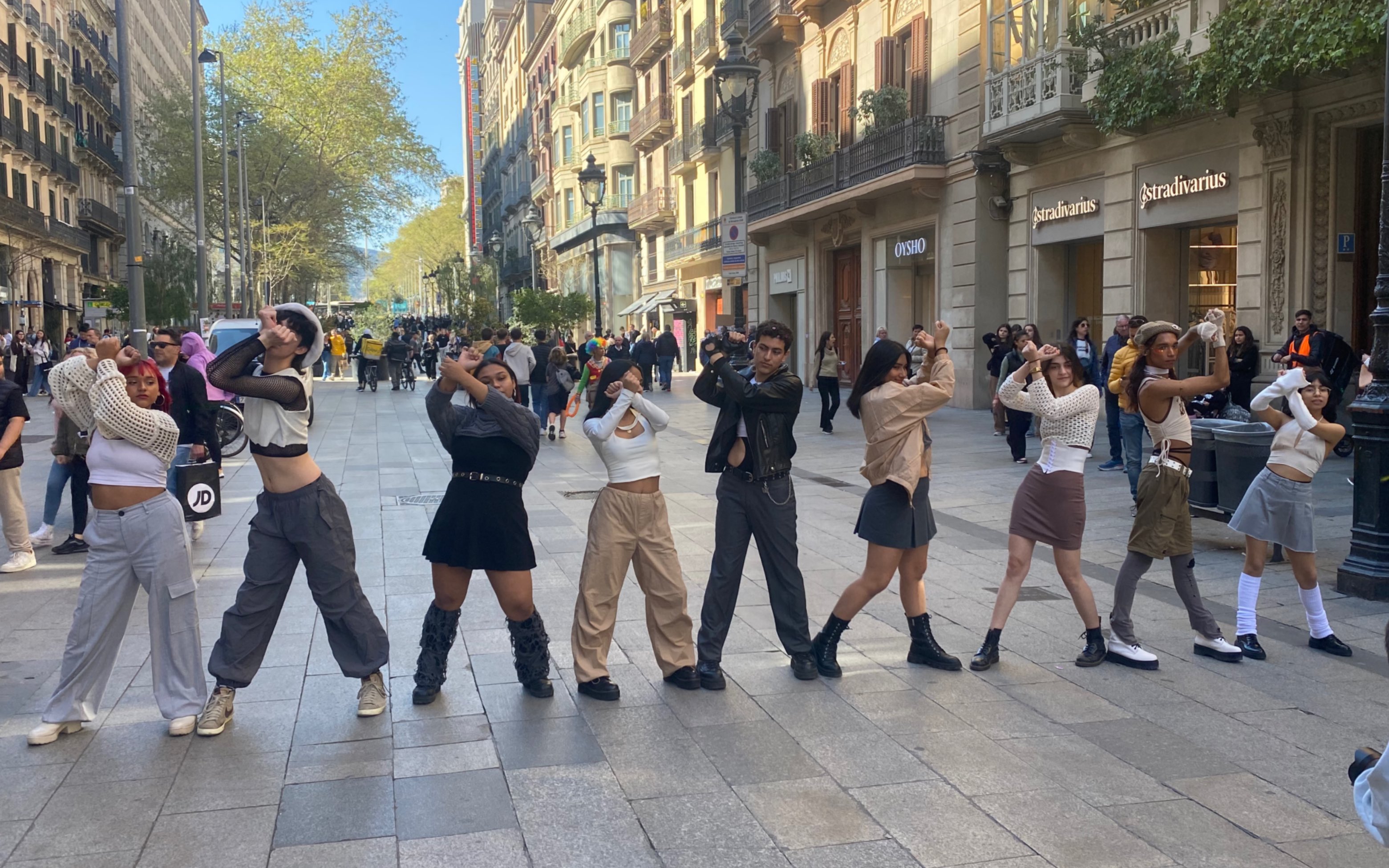 【k-pop路演在西班牙】西班牙sikren舞团街头翻跳表演:twice《set me