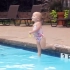 1岁女娃一口气横渡12米泳池，妈妈大呼不敢相信