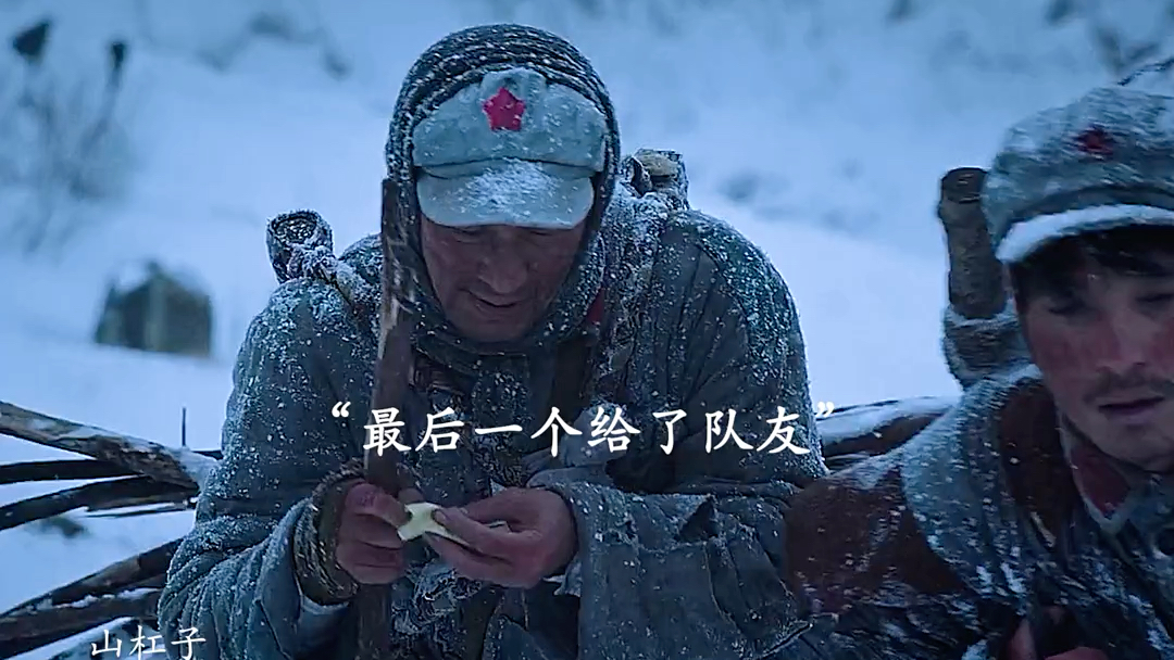 [图]雪山上点燃的不是火而是希望，老班长用自己生存的棉衣点燃了希望！