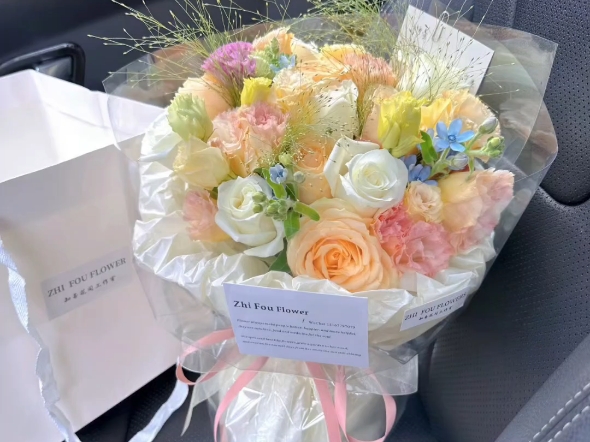 9花材:香槟玫瑰4支 白玫瑰4支 蓝星花3支 香槟桔梗10-12朵 喷泉草3支