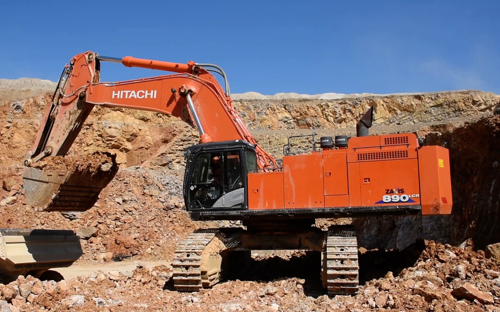 日立zx890-6挖掘机施工装车