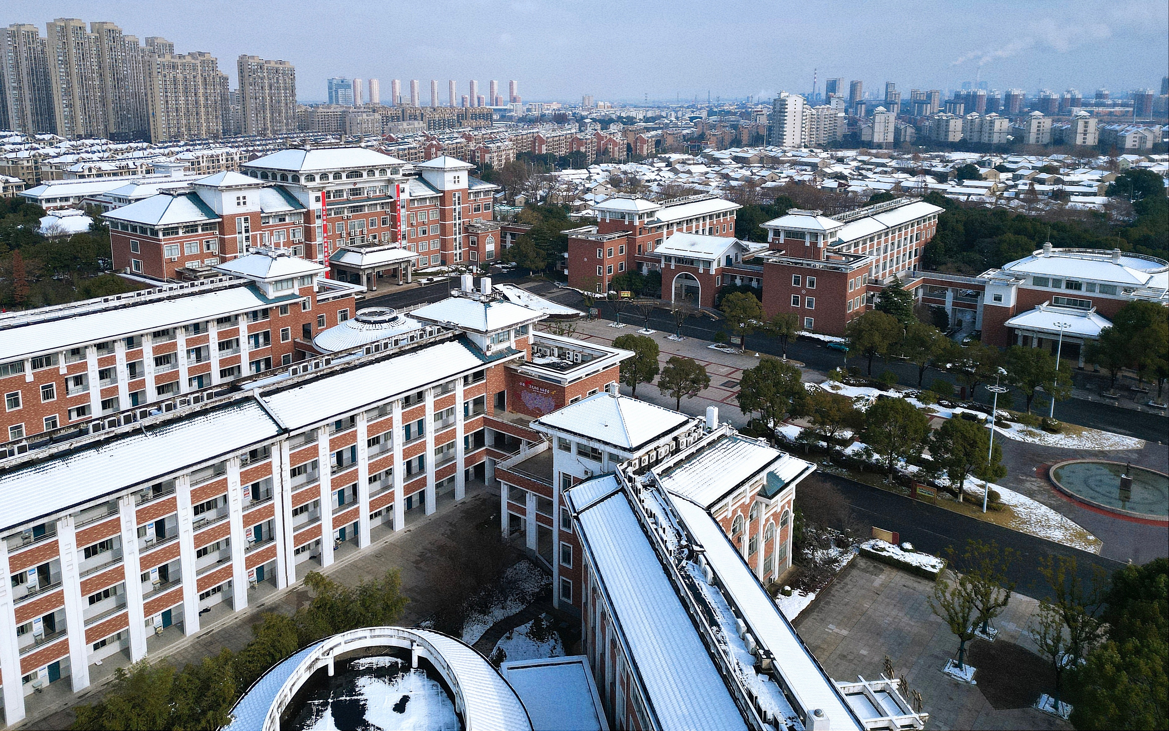 你可曾见过,落雪后的镇江一中