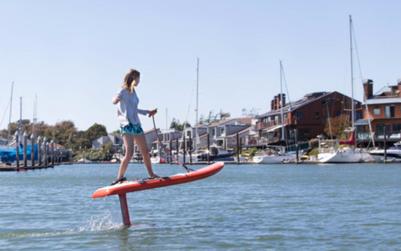 踩上这款滑板,轻松学会水上漂神功,在国外非常火爆