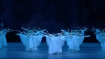 Video herunterladen: Giselle_-_Full_Length_Ballet_by_Bolshoi_Ballet_Theatre