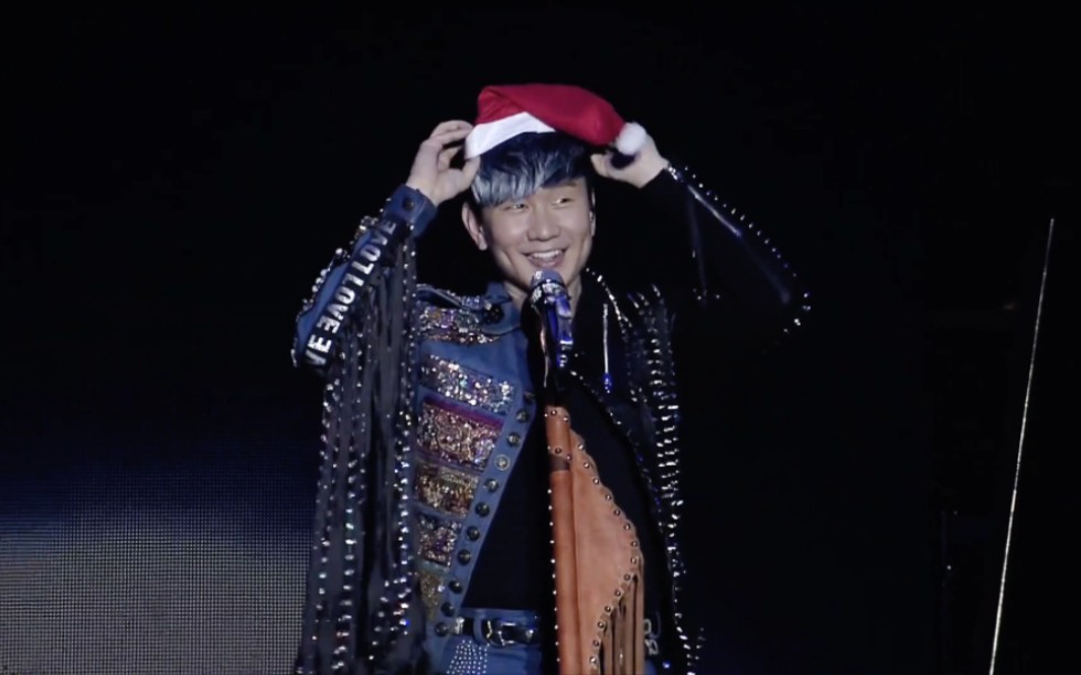 在演唱会舞台上戴圣诞帽照镜子的林俊杰太可爱了吧