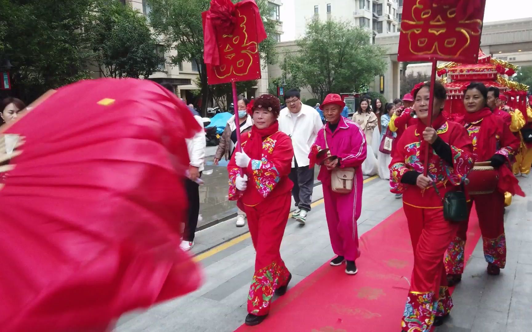 [图]济南市民回归传统婚礼 抬花轿娶新娘