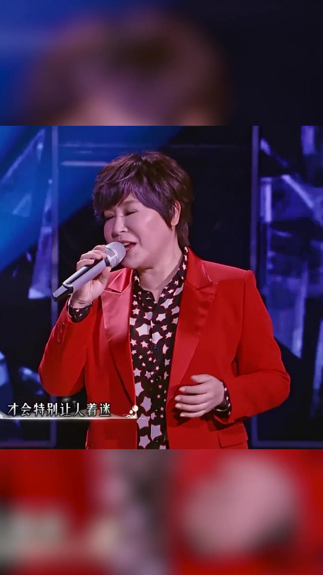 黄小琥和与她有着相似声线的粉丝合唱《没那么简单