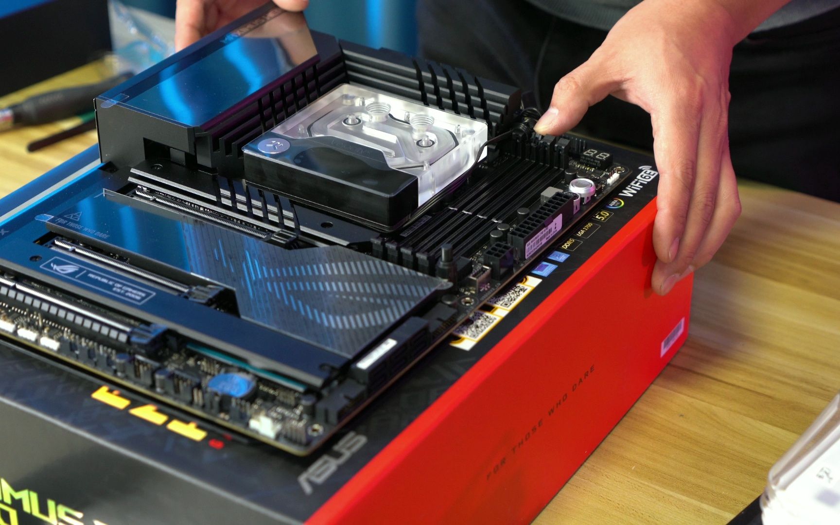 华硕4090tuf z790hero 雷神二代1600w 定制分体水 酷冷至尊haf700evo