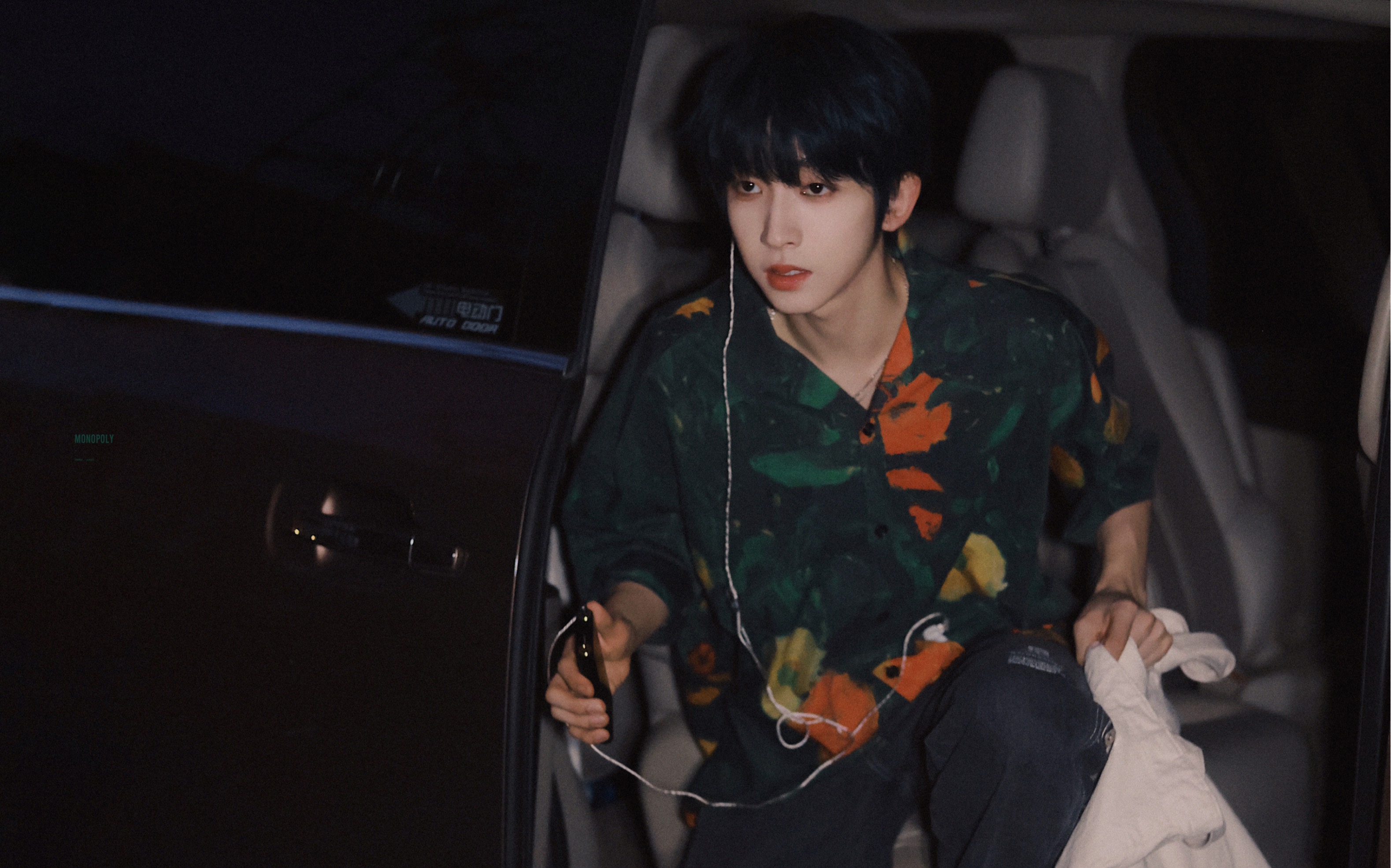 刘宇210324创造营拍摄转场偷偷红了耳朵