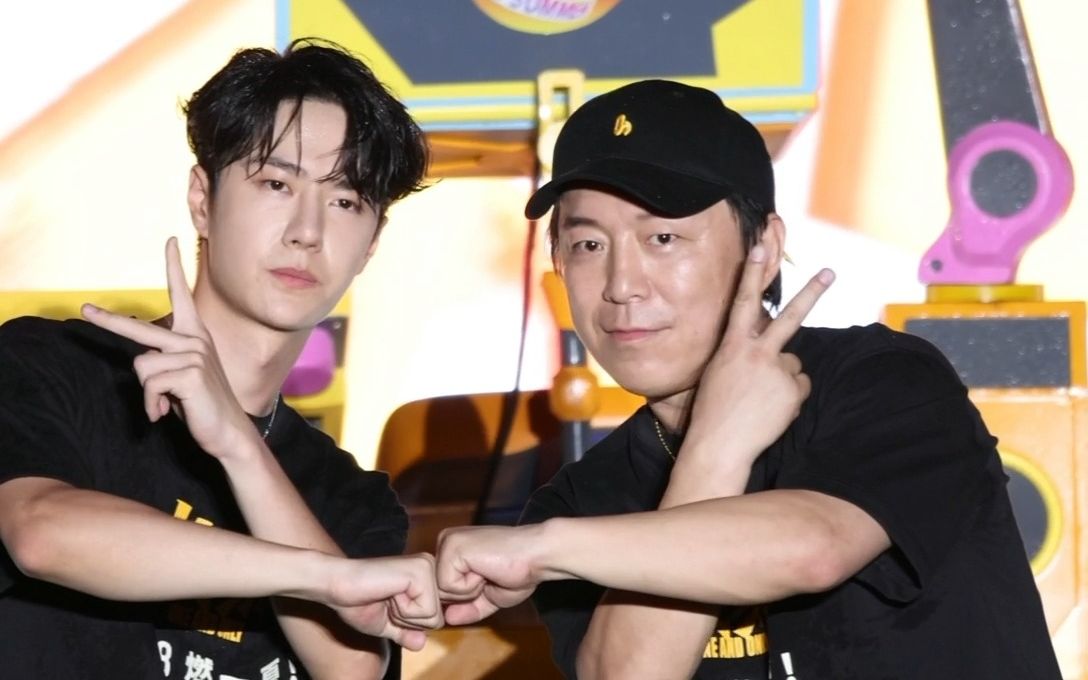 【戏客现场】黄渤王一博同框比耶好阔爱!