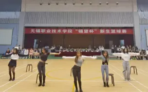 Скачать видео: 五个辣妹篮球赛跳《Rollin'》大学社团舞蹈表演现场