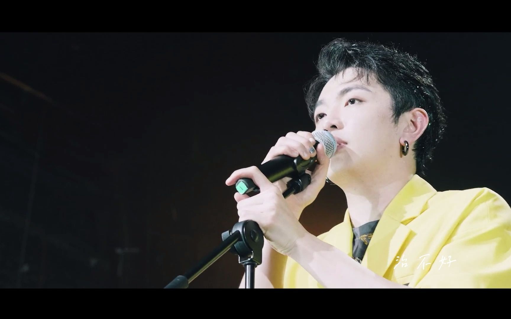 颜人中《嗜好》深情磁性的嗓音,缓缓带出那些破碎的过去!