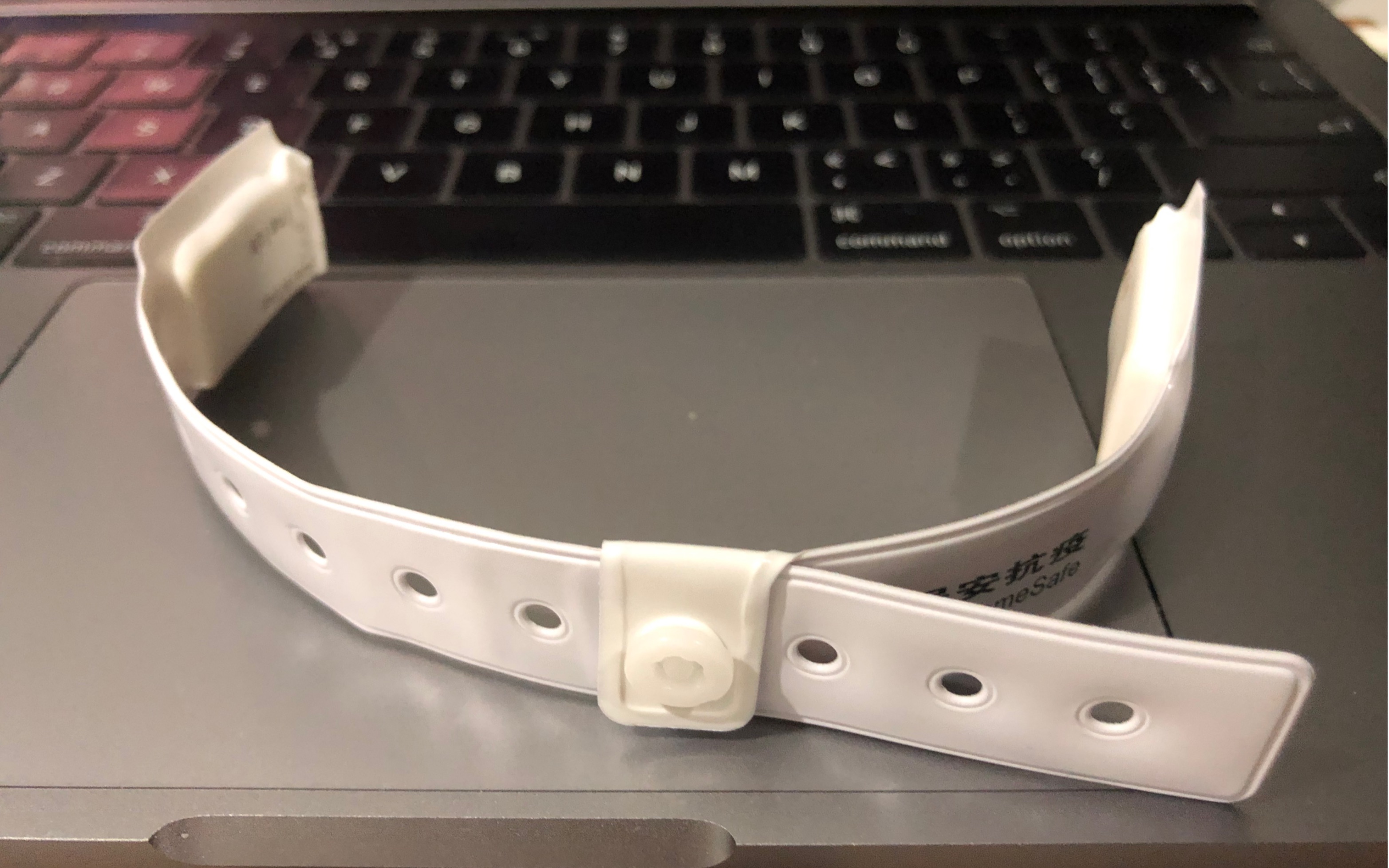 香港居家隔离结束-手环剪断仪式