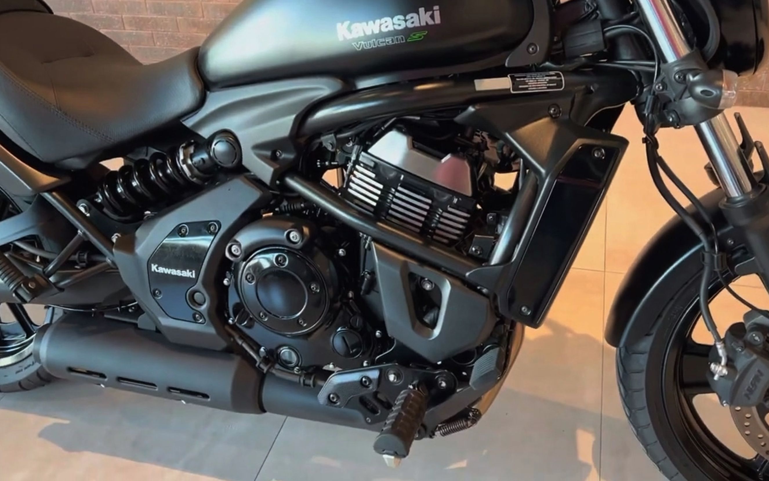 川崎650太子车动力强劲配abs售79800元听听双缸声浪如何