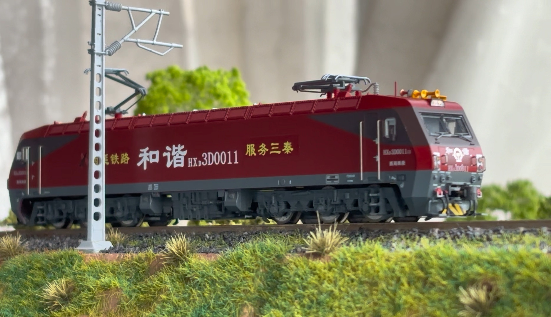 n比例火车模型 单机hxd3d 周末跑山