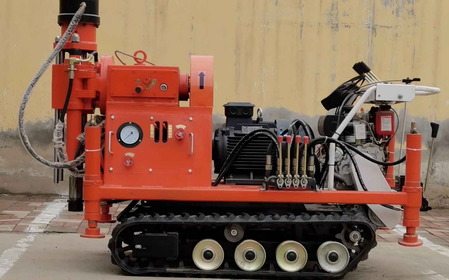 小履带注浆加固钻机,行走自如,操作简单,机械传动,液压给进