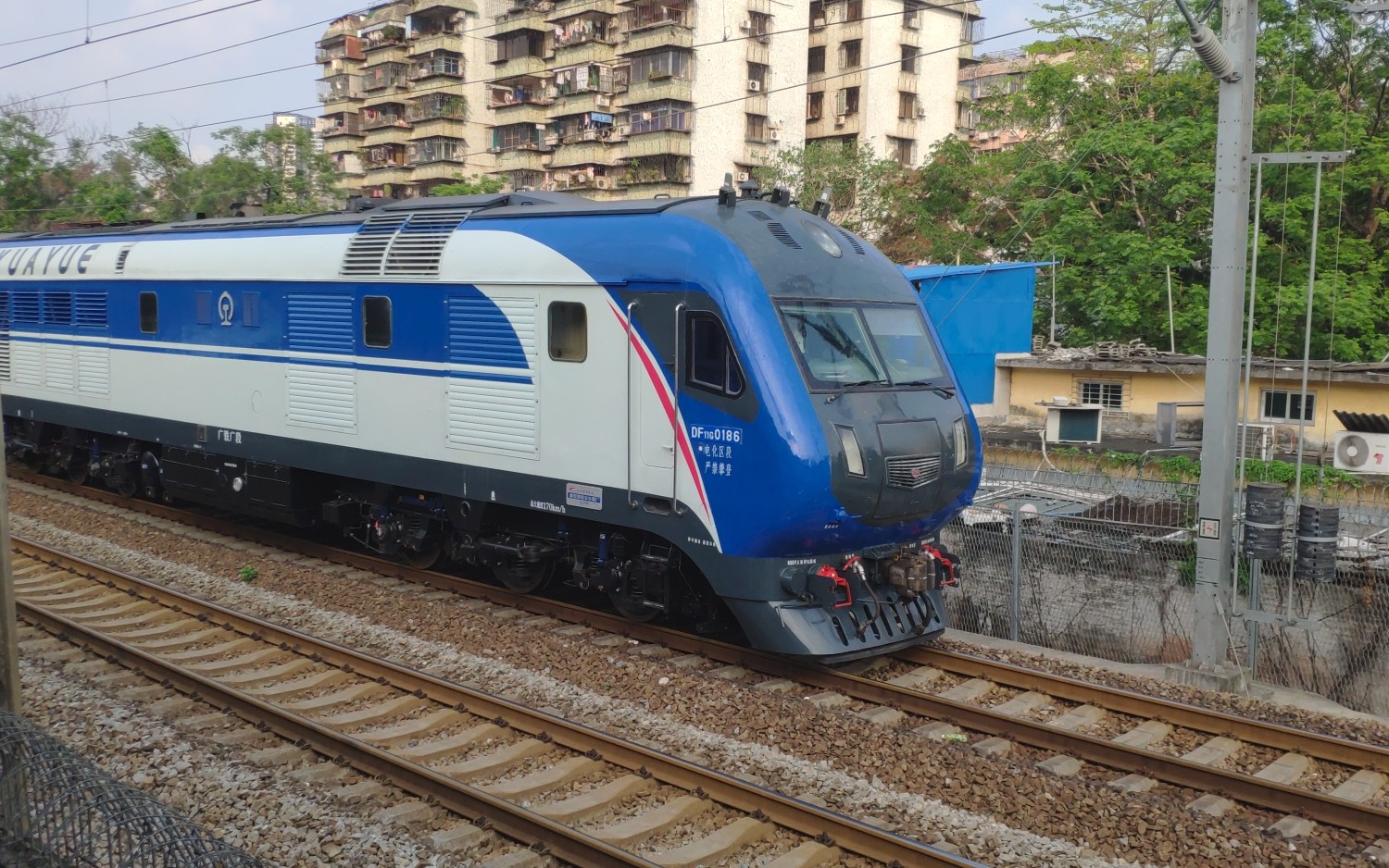 k512次列车通过西华路尾最后附挂一节轨检车