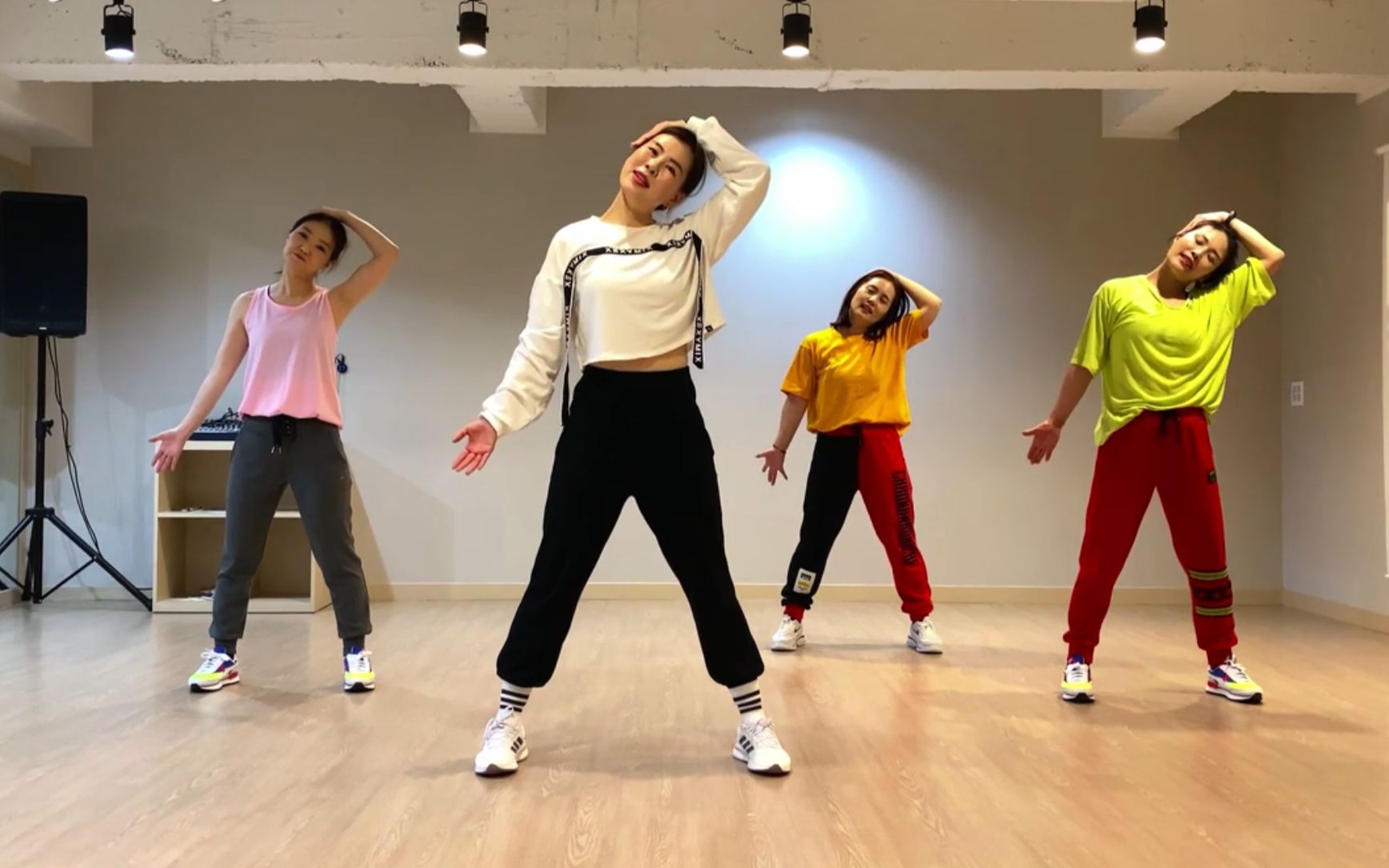 20分钟有氧燃脂舞,节奏欢快,燃掉400大卡,原地瘦身塑形_哔哩哔哩_bili