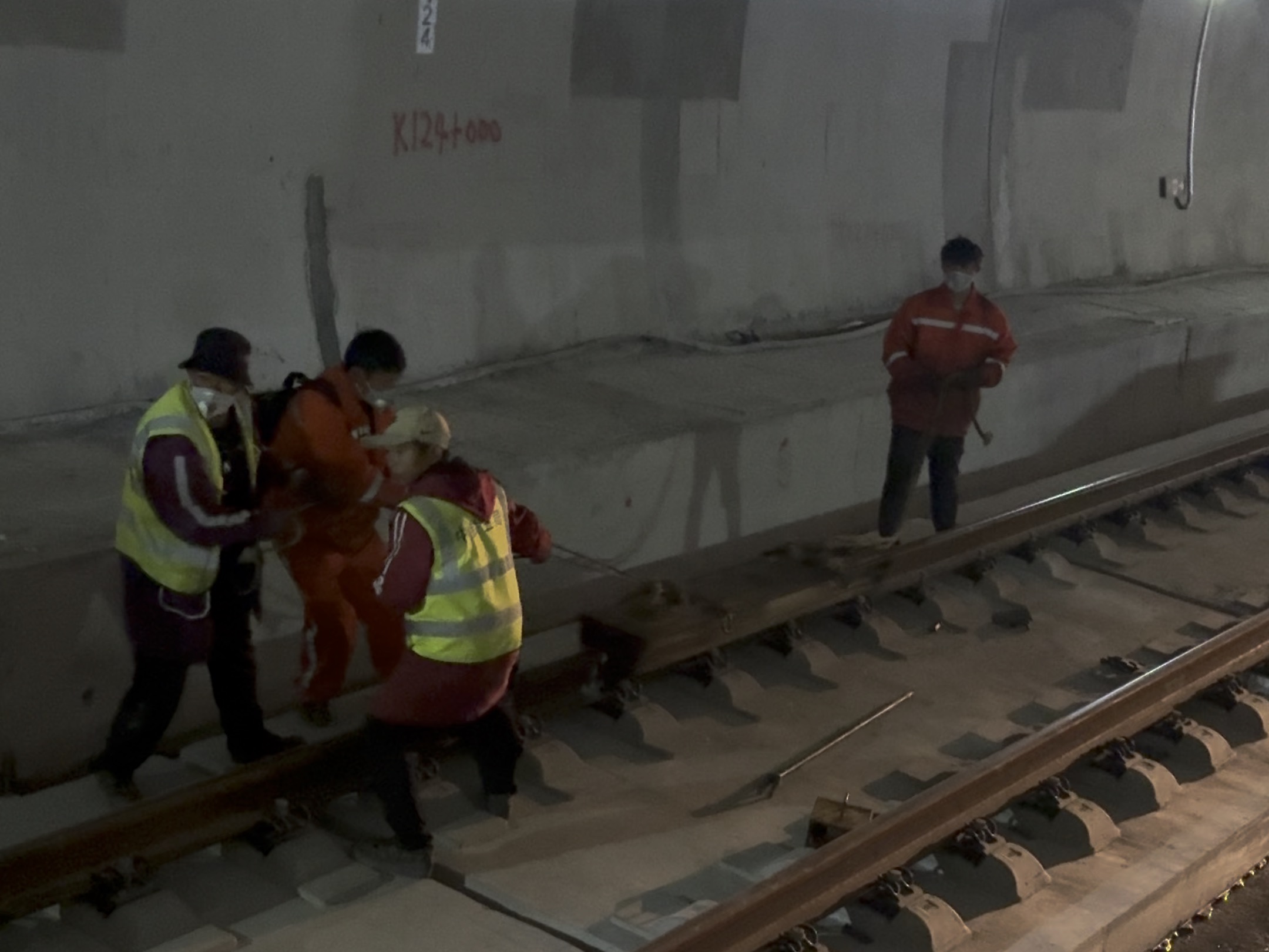 铁路钢轨热胀冷缩怎么办,应力放散撞轨了解一下!