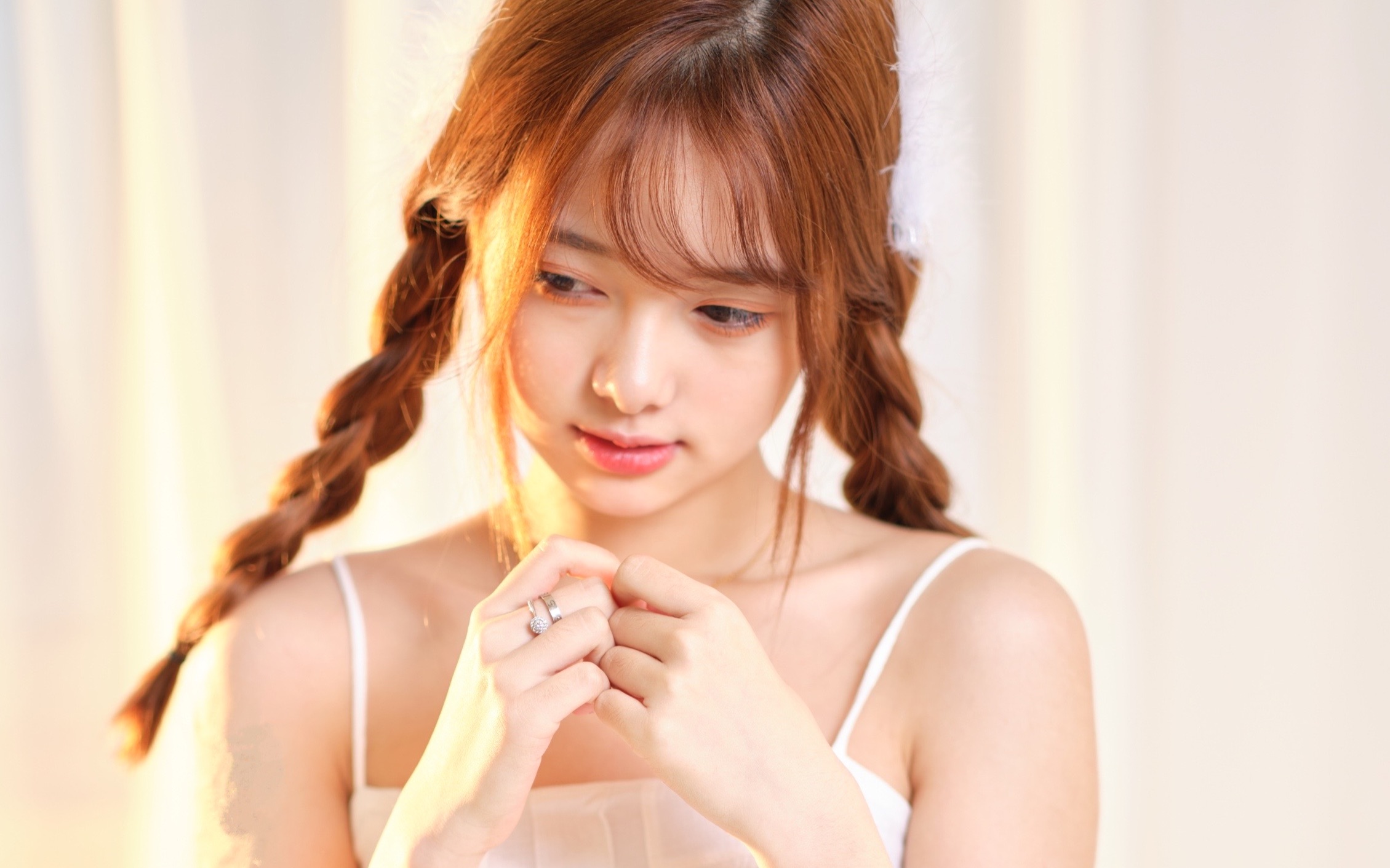 一个赞给大家拍一个新妹子既甜美又神秘中画幅相机拍摄无需瘦脸高颜值