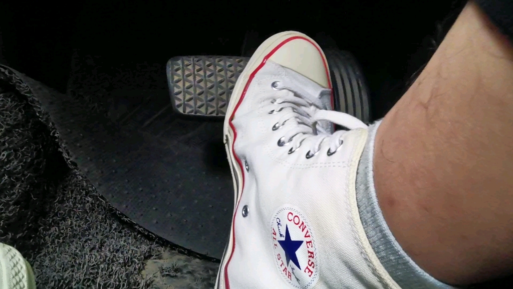 匡威开车踩油门