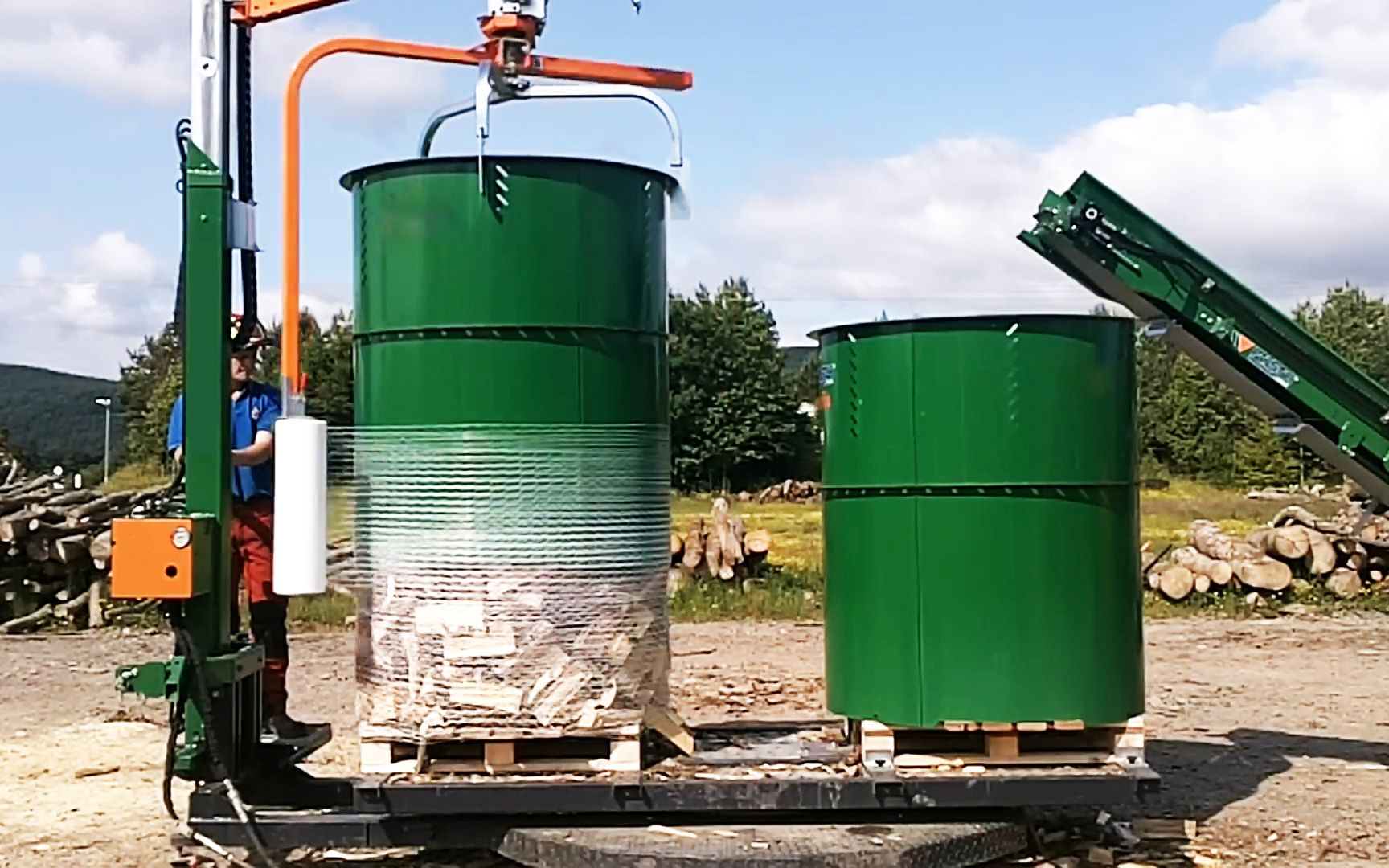 不可思议的木材捆扎机,转一转就可以把木材打包,什么原理?