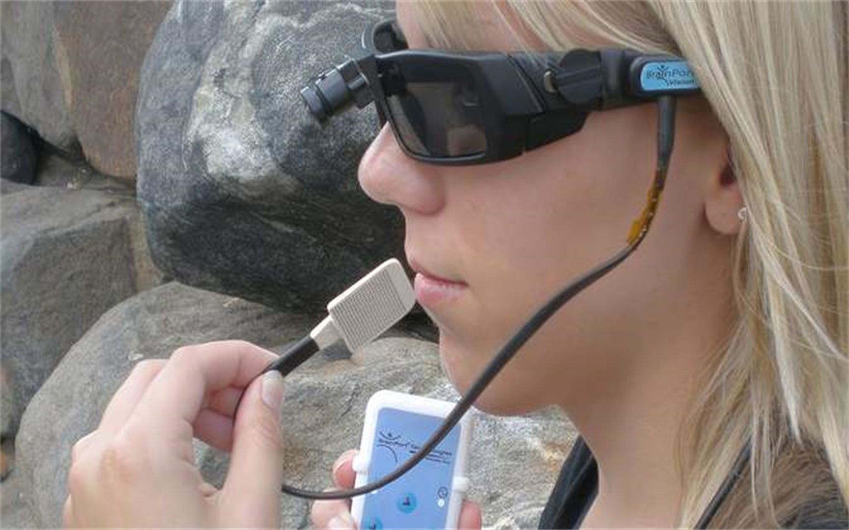 不可思议的盲人眼镜,戴上它,依靠舌头就能"看清"世界1